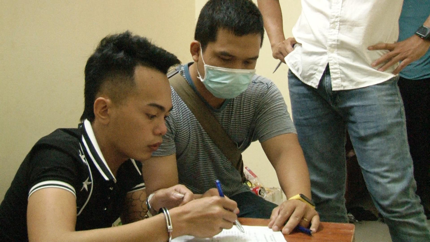 Công an lấy lời khai đối tượng Ben (bìa trái) Công an lấy lời khai đối tượng Ben (bìa trái)