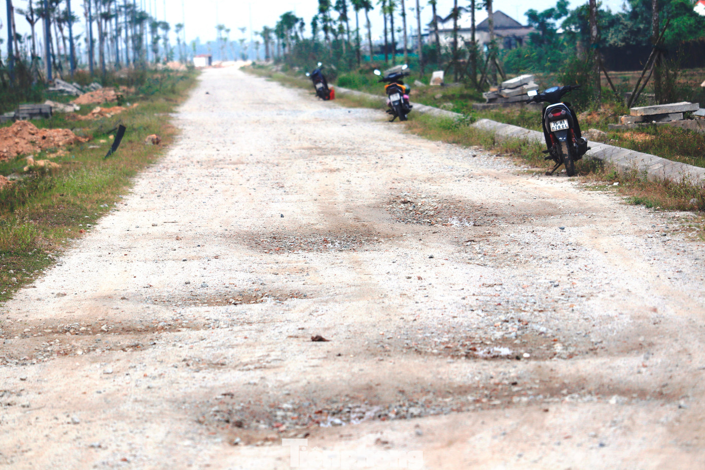 Một đoạn hơn 1km chỉ mới được rải đá dăm cấp phối, xuất hiện ổ gà, cỏ dại mọc kín vỉa hè và dải phân cách. Việc thi công kéo dài gây ảnh hưởng lớn đến sinh hoạt, đi lại của người dân, đặc biệt là vào ban đêm khi tầm nhìn hạn chế và hạ tầng chưa hoàn chỉnh.