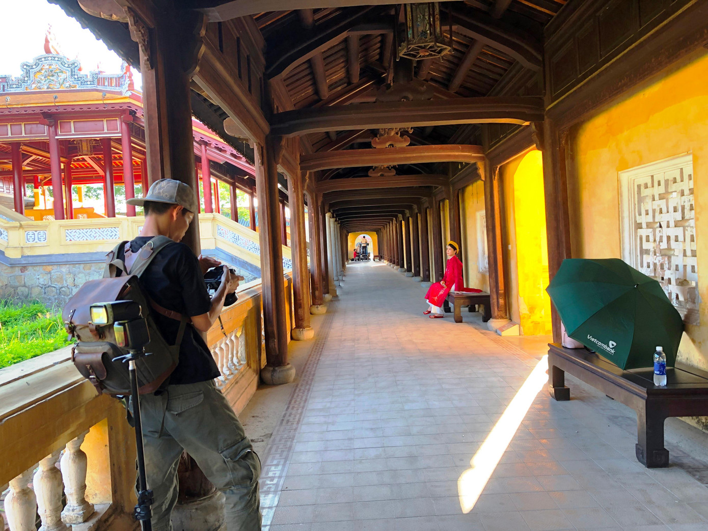 Du khách vào di tích Cố đô Huế chụp ảnh nghệ thuật để lưu niệm. Du khách vào di tích Cố đô Huế chụp ảnh nghệ thuật để lưu niệm.