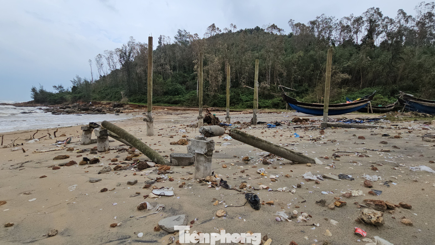 Mỗi lần sóng lớn, triều cường dâng cao, nước biển tràn vào tận nhà dân gây hư hại nhà cửa và các công trình hạ tầng thiết yếu. Còn khi có mưa lớn, nước lụt lại tràn từ đất liền ra biển tạo dòng chảy sâu nguy hiểm gây nguy cơ cuốn trôi người, ghe thuyền, nhà cửa của người dân Vinh Hiền.