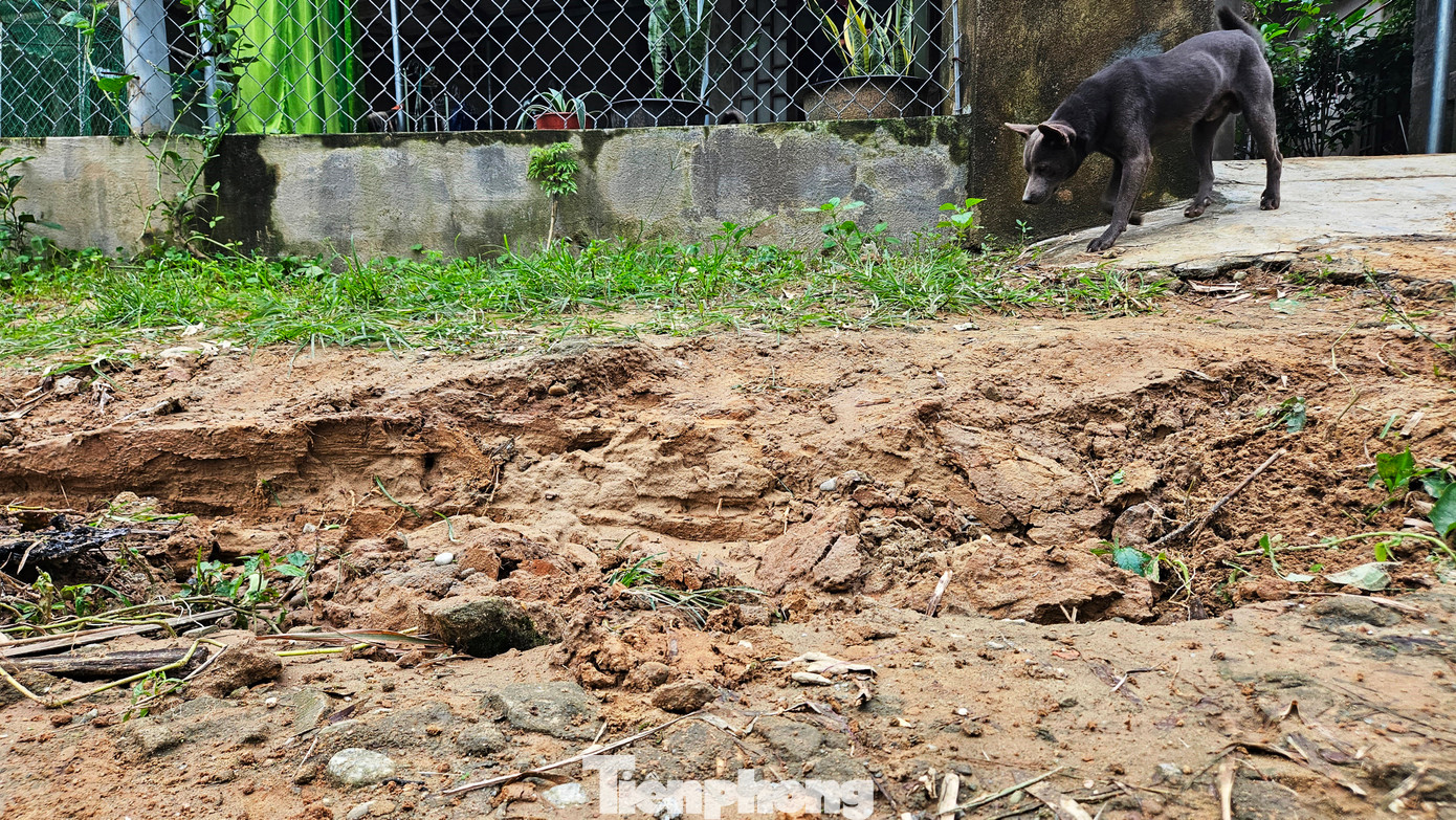Tại các điểm sạt lở nhẹ, người dân đã tiến hành lấp đất, đá tạm thời để đi lại. Tại các điểm sạt lở nhẹ, người dân đã tiến hành lấp đất, đá tạm thời để đi lại.