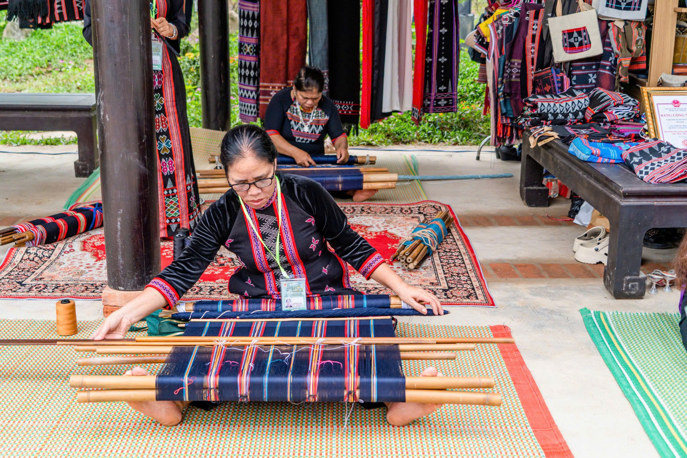 Bên cạnh các tác phẩm sinh vật cảnh, triển lãm còn có sự tham gia của các làng nghề truyền thống Huế với nhiều sản phẩm thủ công mỹ nghệ đặc sắc, tạo nên một không gian đậm đà bản sắc văn hóa cố đô.
