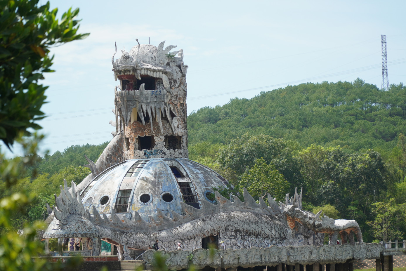Khu công viên vui chơi, giải trí hồ Thủy Tiên từng là dự án du lịch được triển khai từ hơn 20 năm trước (năm 2001) tại xã Thủy Bằng (thị xã Hương Thủy, nay là TP. Huế), với tổng kinh phí đầu tư 70 tỷ đồng. Khu công viên sau đó được chuyển giao cho nhà đầu tư mới. Do hoạt động không hiệu quả, nơi đây rơi vào cảnh hoang tàn.