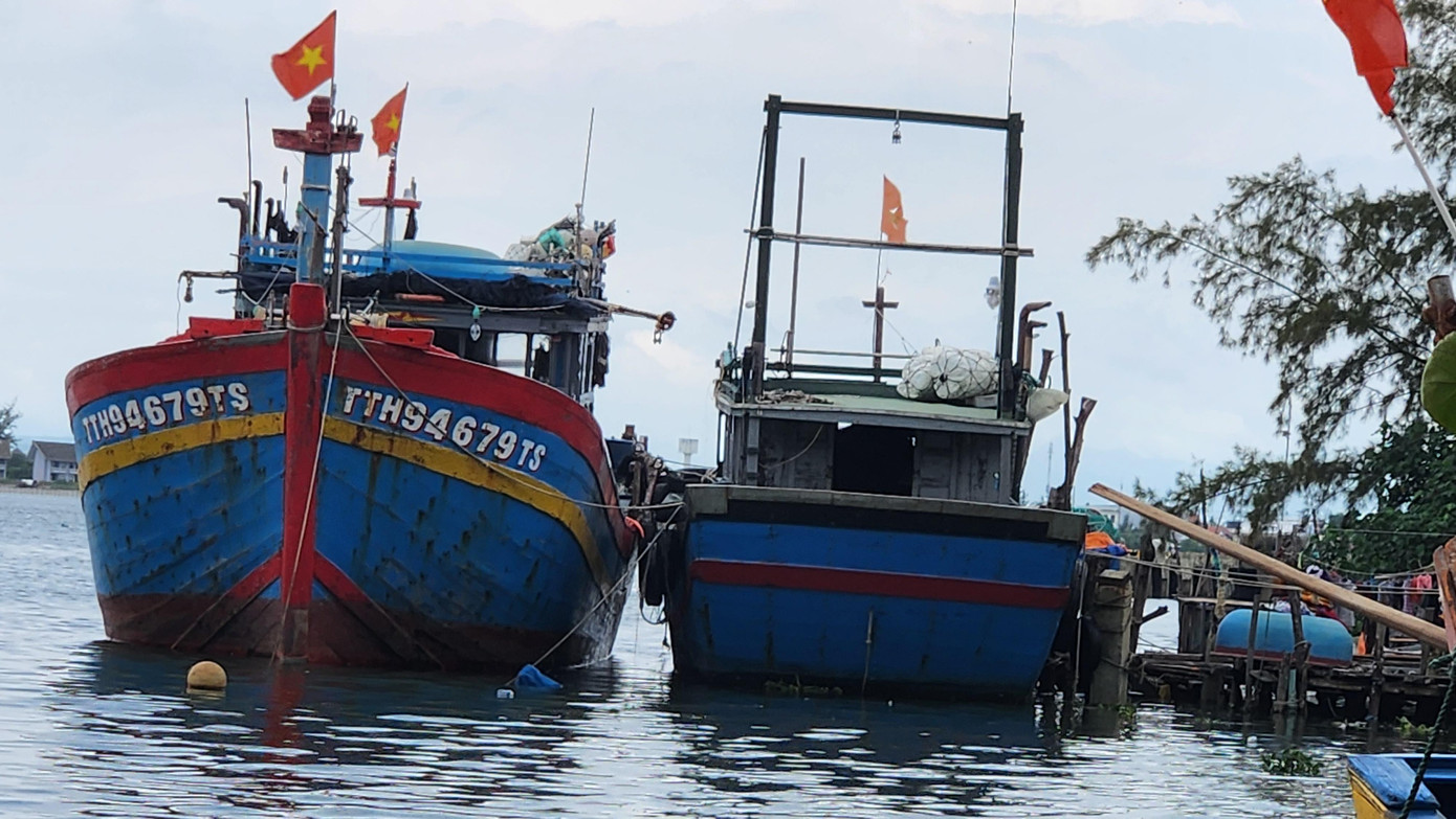 Các khu neo đậu tàu cá của ngư dân TT-Huế được bố trí bên trong vùng đầm phá kín gió, nhằm hạn chế thiệt hại về tài sản do mưa bão gây ra ở mức thấp nhất. Ảnh: N.V