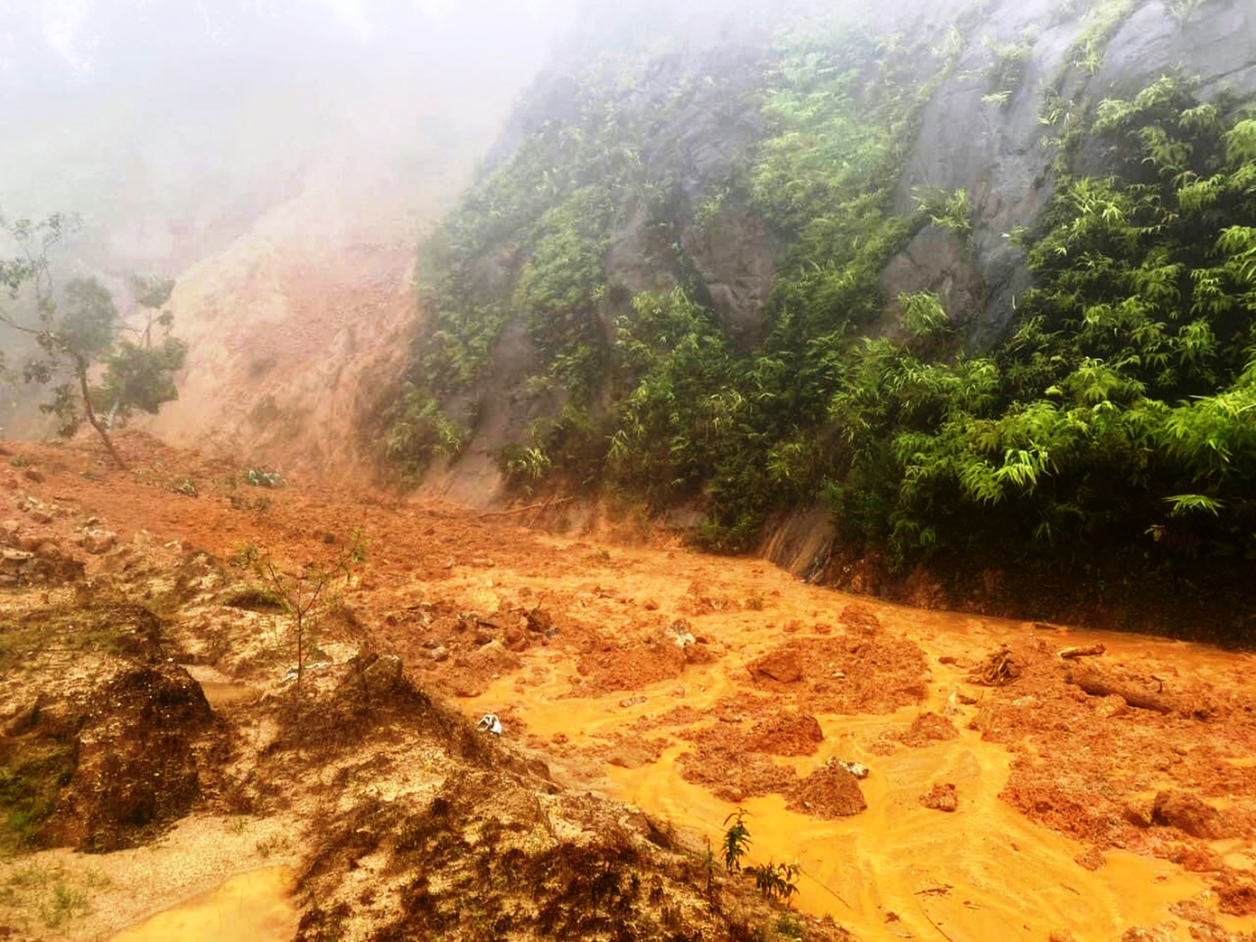 Mưa lớn gây nguy cơ sạt lở đất tại nhiều vùng ở TT-Huế.