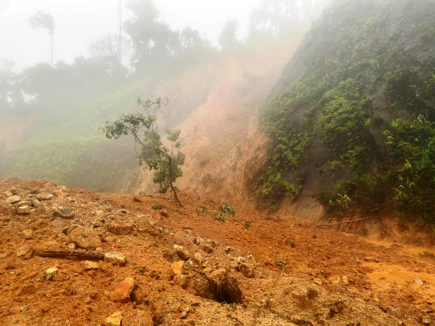 Mưa lớn kéo dài tại TT-Huế gây nguy cơ cao về sạt lở đất.