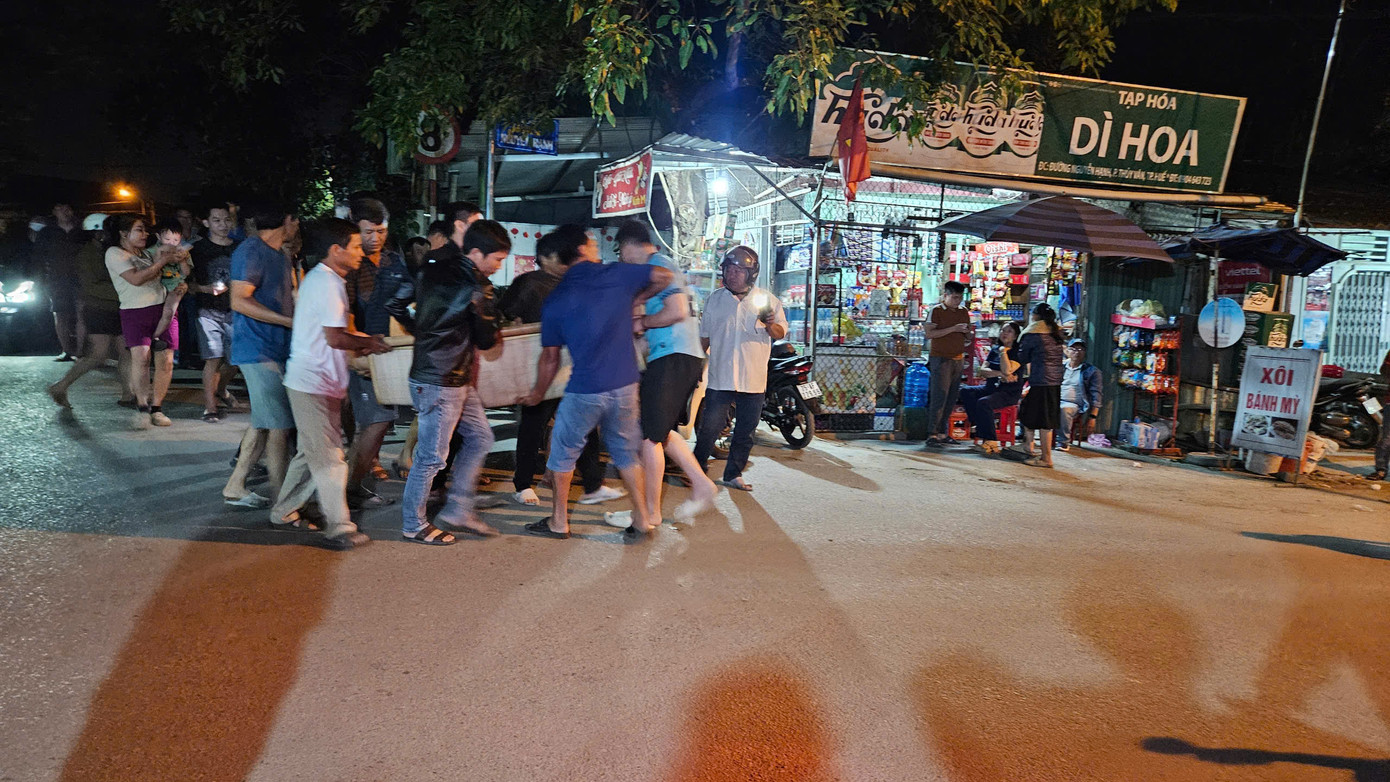 Đưa thi thể nạn nhân đuối nước lên bờ.