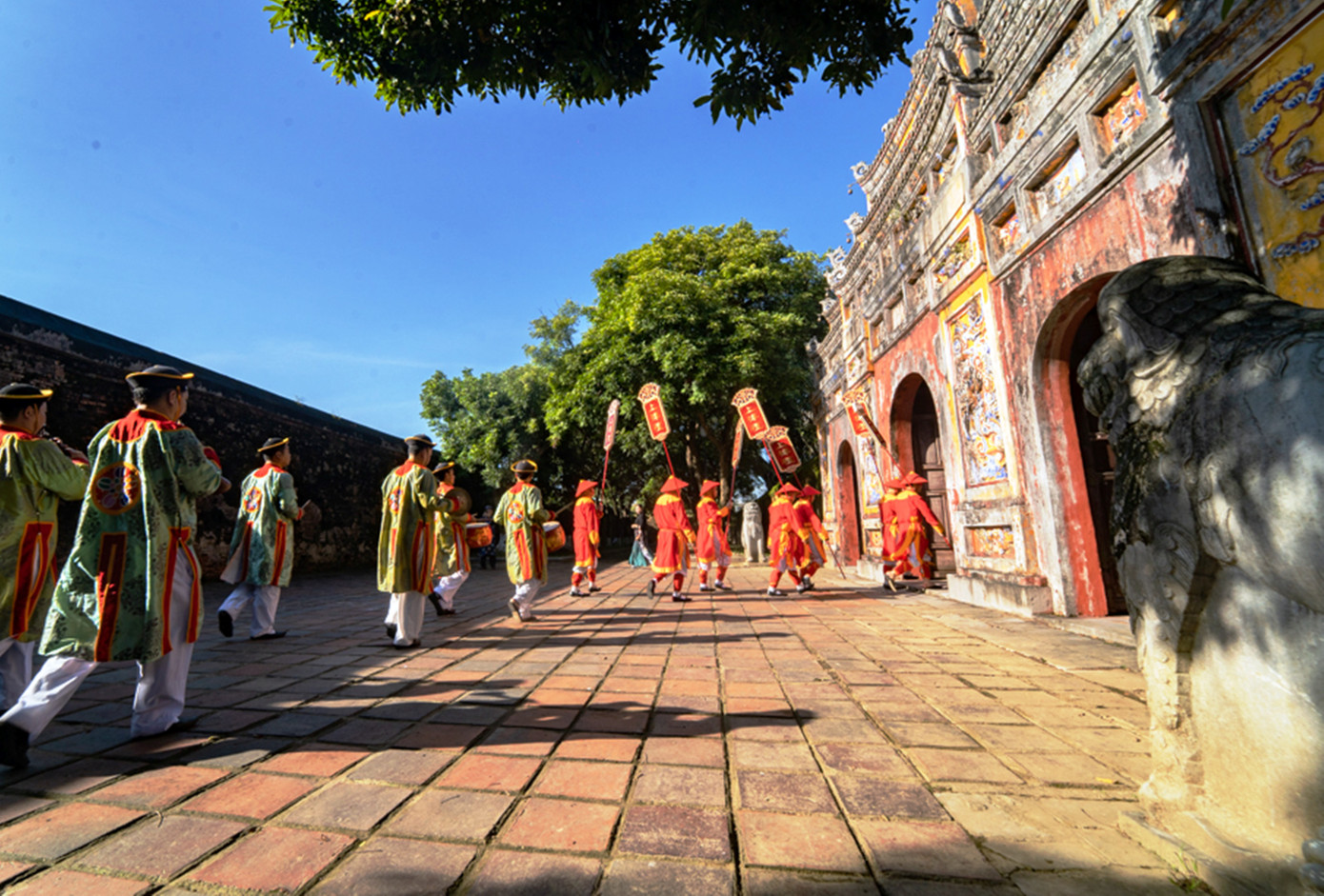 Theo đó, Trung tâm Bảo tồn di tích Cố đô Huế đã tái hiện đầy đủ nghi thức dựng nêu đúng theo nghi lễ truyền thống triều Nguyễn.