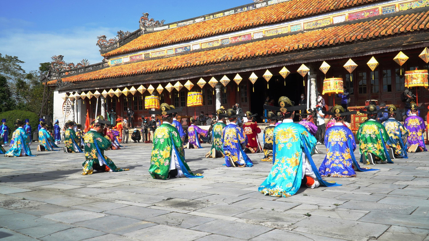 Công trình xây dựng vào tháng 2/1805 và hoàn thành vào tháng 10/1805. Ban đầu, điện Thái Hòa nằm cách vị trí hiện nay khoảng 45 mét về phía Tây Bắc. Tháng 3/1833, khi điều chỉnh quy hoạch và hoàn chỉnh hệ thống kiến trúc ở Đại nội, vua Minh Mạng cho dời điện Thái Hòa về phía Nam, xây dựng đồ sộ, nguy nga hơn.