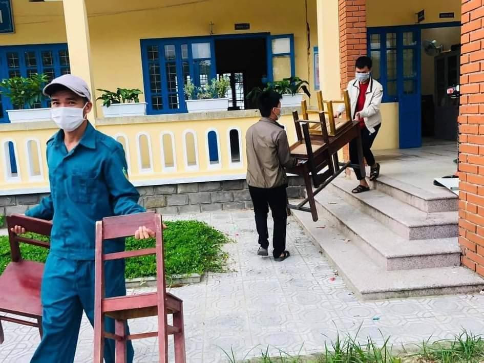 Lực lượng chức năng tại Hương Chữ hỗ trợ công tác phòng, chống dịch