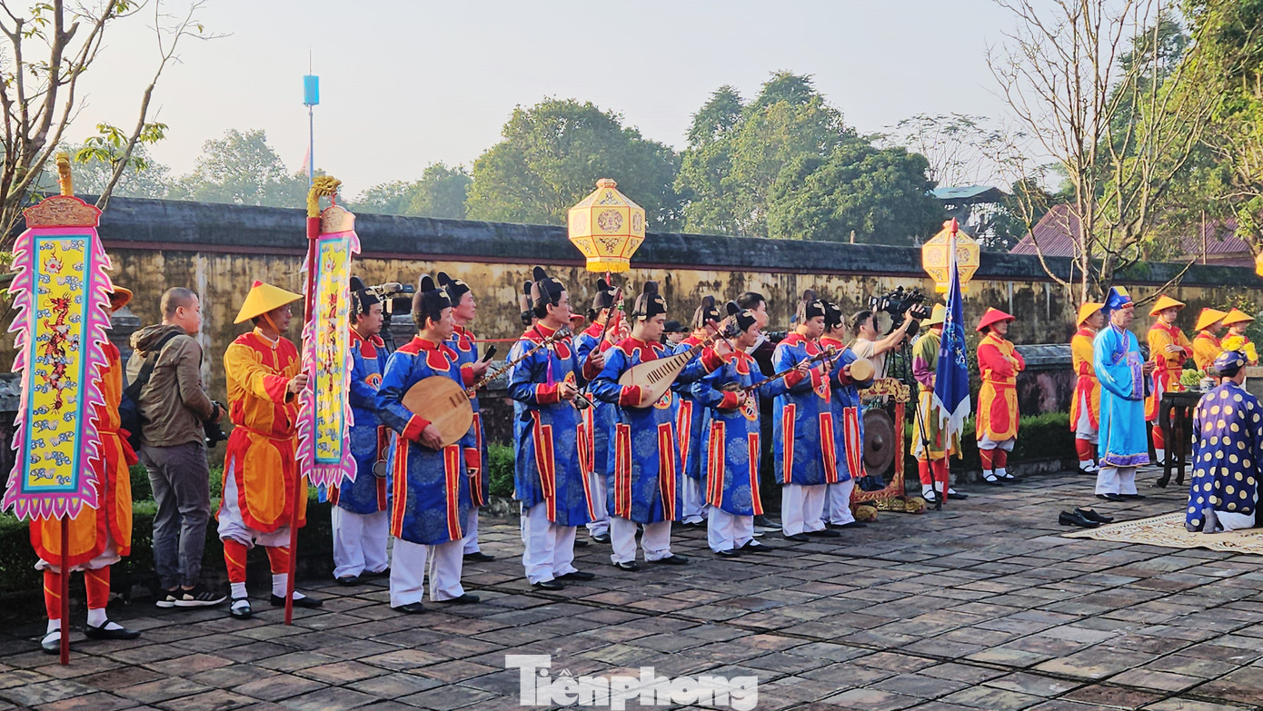 Sau đó là nghi thức dựng nêu, gồm lễ bái, nghinh thần, khánh hạ được cử hành trong âm thanh trang nghiêm của nhã nhạc cung đình.