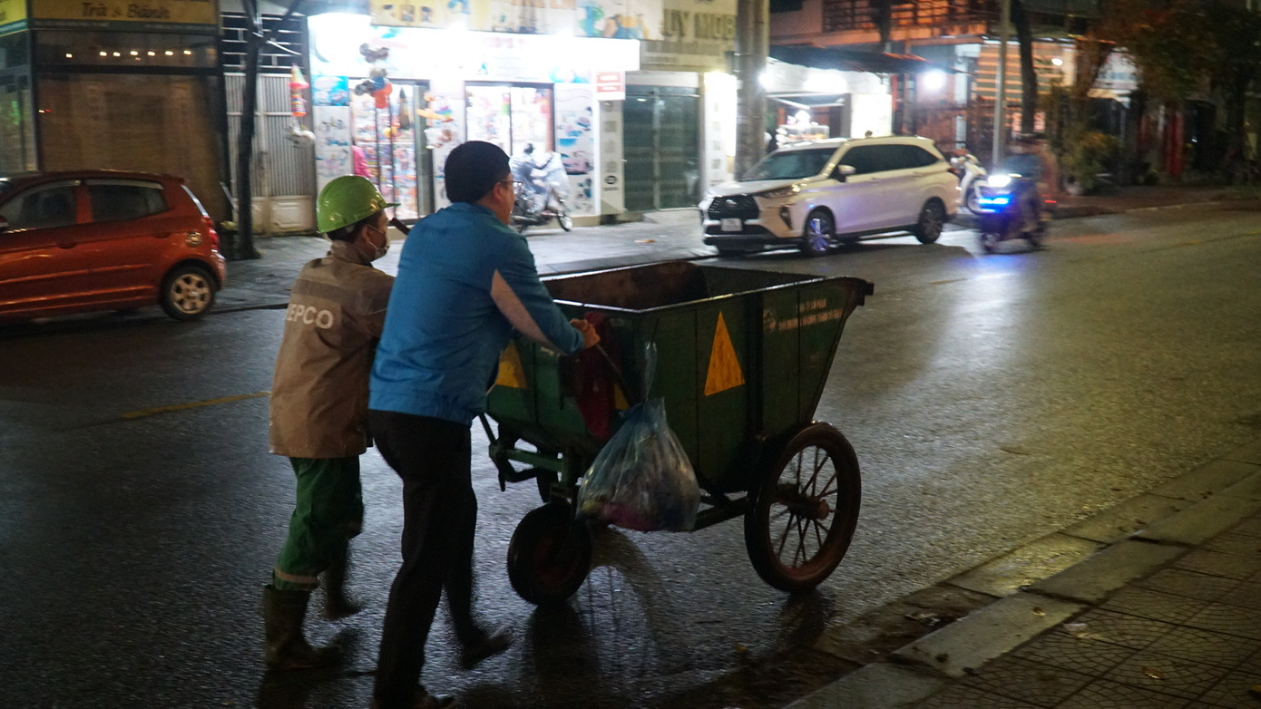 Công nhân môi trường đô thị Huế làm việc trong điều kiện mưa rét khắc nghiệt đêm Giao thừa năm nay.