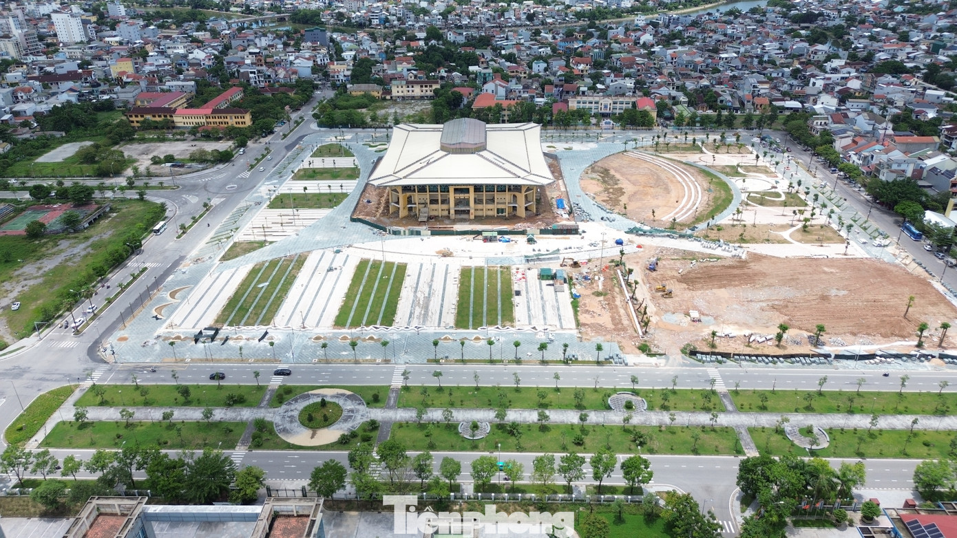 Dự án do Ban Quản lý dự án Đầu tư xây dựng và Phát triển đô thị TP Huế làm chủ đầu tư; liên danh ba đơn vị thi công gồm Công ty CP Xây dựng Thủy lợi Thừa Thiên Huế, Công ty CP Thành An và Công ty CP Xây lắp & Thương mại An Bảo. Dự án do Ban Quản lý dự án Đầu tư xây dựng và Phát triển đô thị TP Huế làm chủ đầu tư; liên danh ba đơn vị thi công gồm Công ty CP Xây dựng Thủy lợi Thừa Thiên Huế, Công ty CP Thành An và Công ty CP Xây lắp & Thương mại An Bảo.