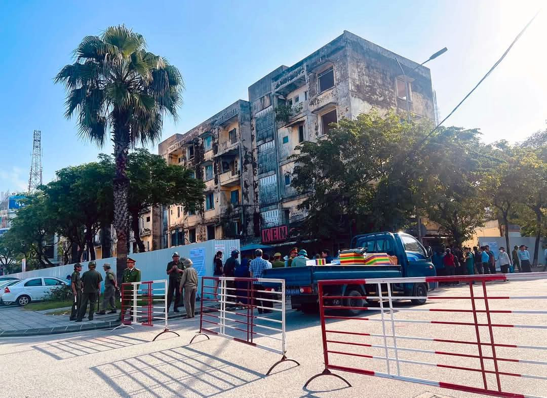 Lực lượng chức năng phong tỏa đường Lê Hồng Phong, tổ chức cưỡng chế di dời các hộ dân còn lại ra khỏi chung cư cũ Đống Đa. Ảnh: Didiho