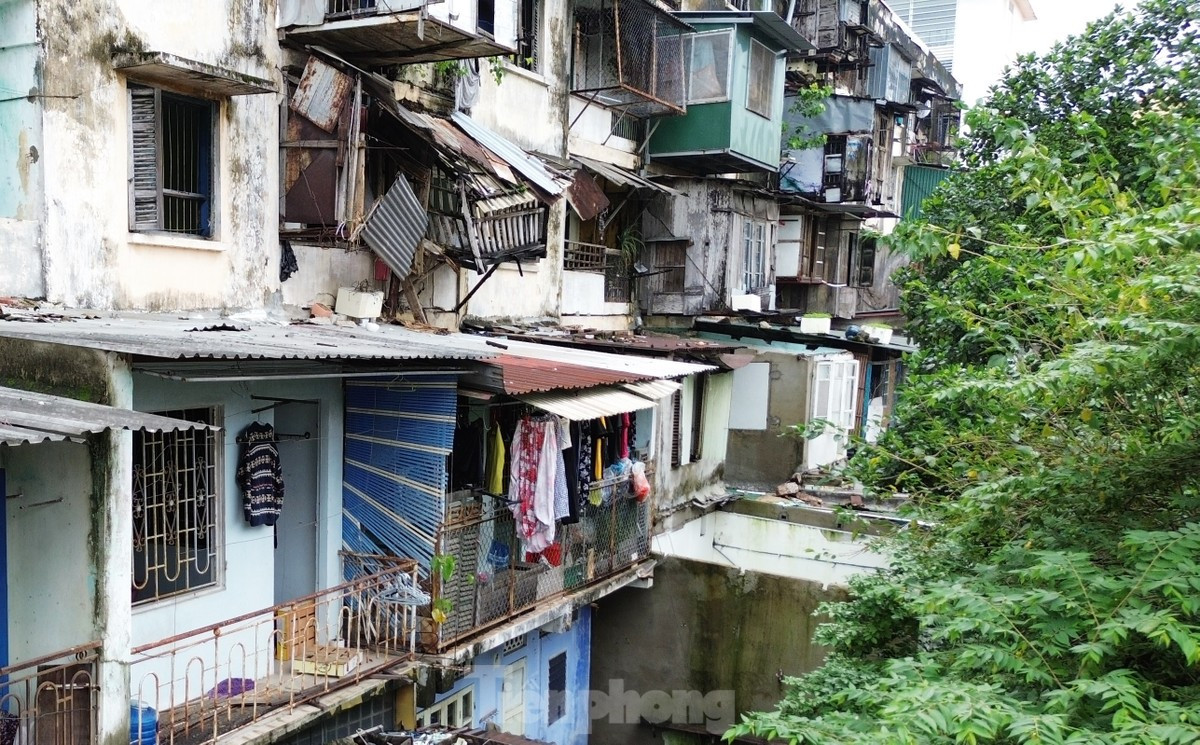 Các dãy nhà thuộc khu chung cư Đống Đa đều trong tình trạng xuống cấp nặng. Trong đó, khối nhà A ở mức nguy hiểm nhất, có thể sụp đổ bất cứ lúc nào.