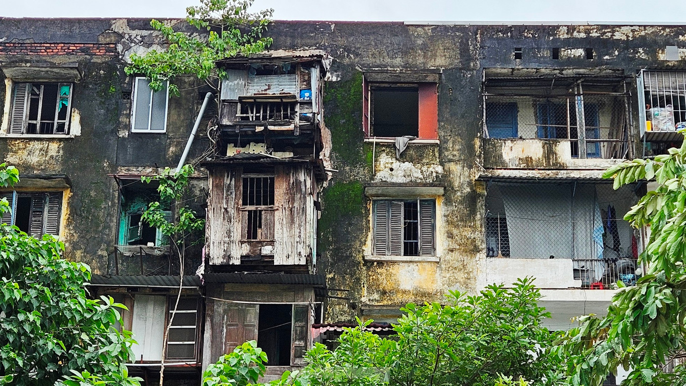 Chung cư Đống Đa trong tình trạng cũ nát gây mất mỹ quan đô thị.