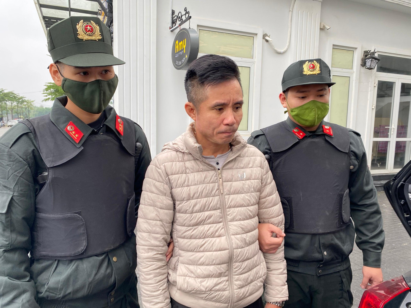 Đối tượng Nguyễn Văn Sỹ (giữa). Ảnh CACC