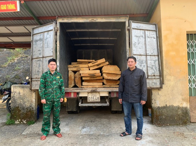 Phương tiện ôtô tải và tang vật gỗ lậu. Ảnh: BPCC