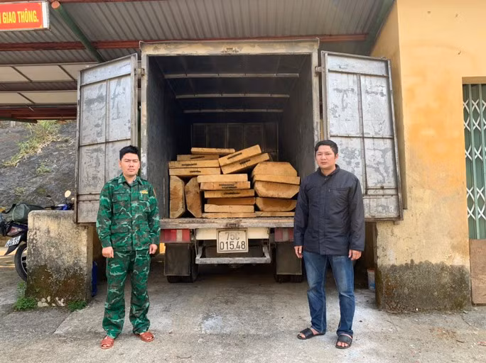 Phương tiện ôtô tải và tang vật gỗ lậu. Ảnh: BPCC