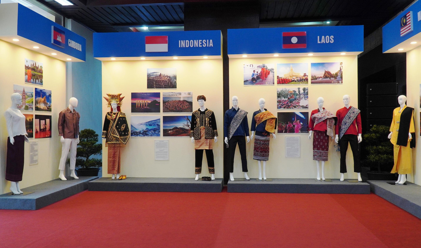 Triển lãm cũng nhằm giới thiệu vẻ đẹp đất nước, văn hóa và con người của các quốc gia thành viên ASEAN; qua đó, tăng cường hiểu biết lẫn nhau giữa người dân các nước trong khu vực, góp phần mở rộng hợp tác kinh tế, đầu tư, giao lưu văn hóa, thúc đẩy phát triển du lịch. Ảnh: Ngọc Văn