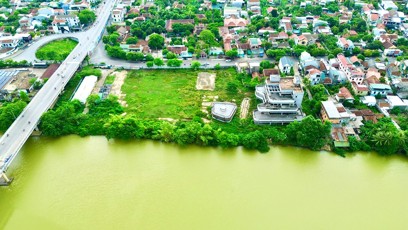 Theo phê duyệt, dự án có tổng diện tích thực hiện hơn 12.080m2, thời hạn thuê đất 50 năm kể từ ngày công nhận kết quả trúng đấu giá, với tổng mức đầu tư hơn 200 tỷ đồng. Theo kế hoạch ban đầu, công trình tổ hợp thương mại dịch vụ sẽ hoàn thành trong vòng 24 tháng và đưa vào khai thác đầu năm 2021. Theo phê duyệt, dự án có tổng diện tích thực hiện hơn 12.080m2, thời hạn thuê đất 50 năm kể từ ngày công nhận kết quả trúng đấu giá, với tổng mức đầu tư hơn 200 tỷ đồng. Theo kế hoạch ban đầu, công trình tổ hợp thương mại dịch vụ sẽ hoàn thành trong vòng 24 tháng và đưa vào khai thác đầu năm 2021.