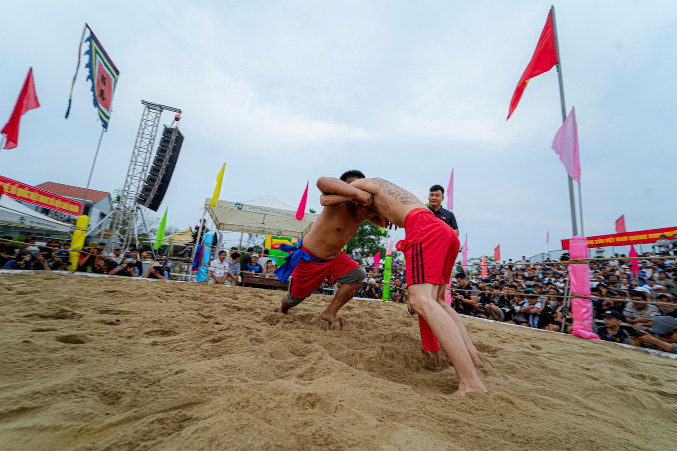 Theo ban tổ chức, hội vật truyền thống làng Sình diễn ra dịp đầu Xuân nhằm giữ gìn, phát huy những giá trị văn hóa truyền thống của quê hương, khích lệ phong trào rèn luyện sức khỏe, bảo tồn nét văn hóa truyền thống đặc trưng của xứ Huế nói chung và của làng Sình, xã Phú Mậu. Ảnh: Đình Hoàng Theo ban tổ chức, hội vật truyền thống làng Sình diễn ra dịp đầu Xuân nhằm giữ gìn, phát huy những giá trị văn hóa truyền thống của quê hương, khích lệ phong trào rèn luyện sức khỏe, bảo tồn nét văn hóa truyền thống đặc trưng của xứ Huế nói chung và của làng Sình, xã Phú Mậu. Ảnh: Đình Hoàng