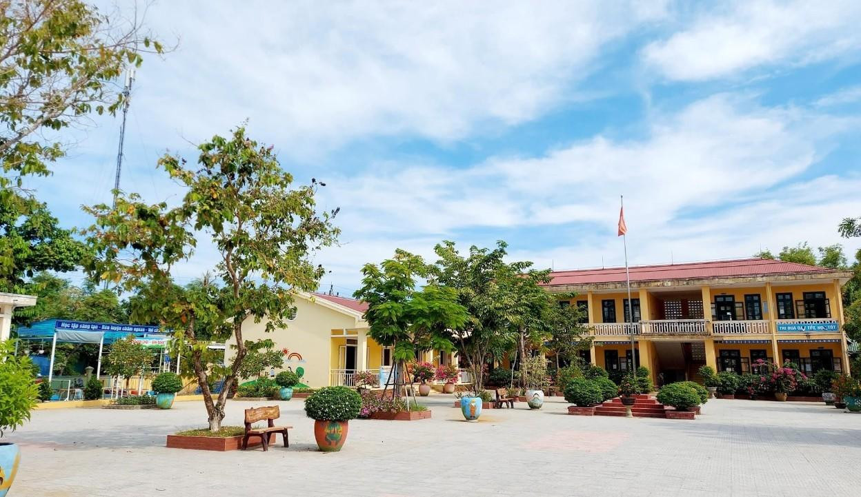 Một trường học tại huyện Phú Vang tạm dừng tập trung học sinh. Sân trường trở nên vắng lặng trong ngày 26/8 Một trường học tại huyện Phú Vang tạm dừng tập trung học sinh. Sân trường trở nên vắng lặng trong ngày 26/8