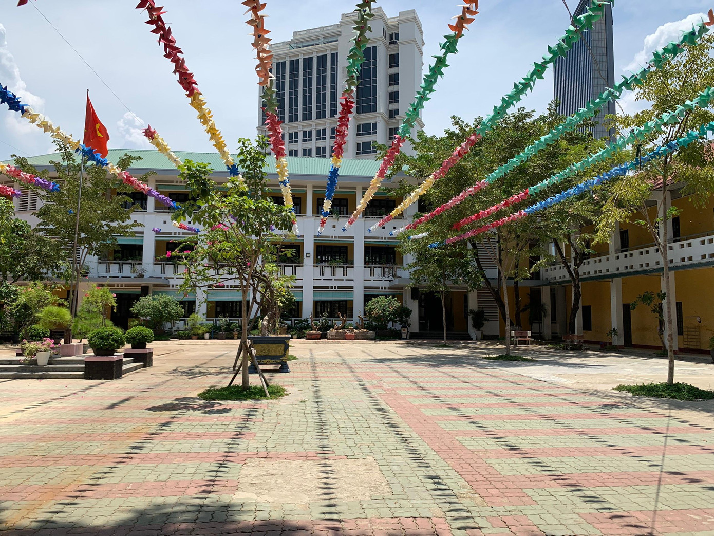 Dù đã ở trạng thái sẵn sàng cho năm học mới, Trường TH Lý Thường Kiệt (TP Huế) cũng đành tạm hoãn đón học sinh lớp 1 như kế hoạch đặt ra ban đầu vào sáng 26/8 Dù đã ở trạng thái sẵn sàng cho năm học mới, Trường TH Lý Thường Kiệt (TP Huế) cũng đành tạm hoãn đón học sinh lớp 1 như kế hoạch đặt ra ban đầu vào sáng 26/8