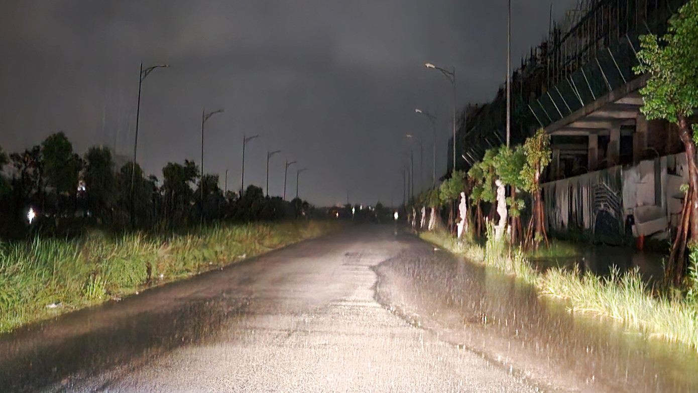 Do thời tiết xấu và dự báo bão sắp đổ bộ vào đất liền, nên lưu lượng xe cộ đi lại trên đường đã giảm rõ rệt.