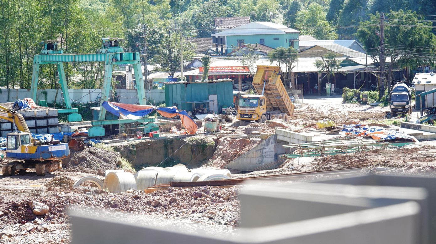 Theo ghi nhận của phóng viên, đến đầu năm 2022, trên công trình cao tốc Cam Lộ - La Sơn đoạn qua tỉnh TT-Huế vẫn còn các “điểm nghẽn” về GPMB. Trước đó, công tác này đã được các địa phương bắt tay thực hiện từ năm 2019. Các trường hợp hiện vướng GPMB đều thuộc địa bàn TP Huế, gồm các xã Thủy Bằng và Hương Thọ. Đây là hai địa phương vừa sáp nhập vào TP Huế từ thị xã Hương Thủy và Hương Trà.