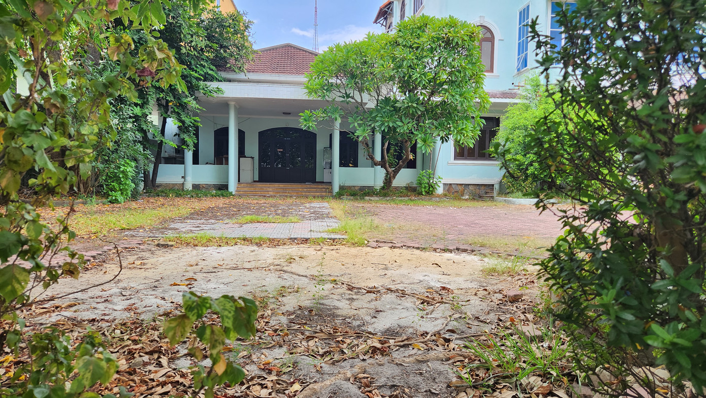 Lá cây khô mục, cỏ dại, rác thải xâm lấn khu vực sân vườn của các trụ sở cũ.