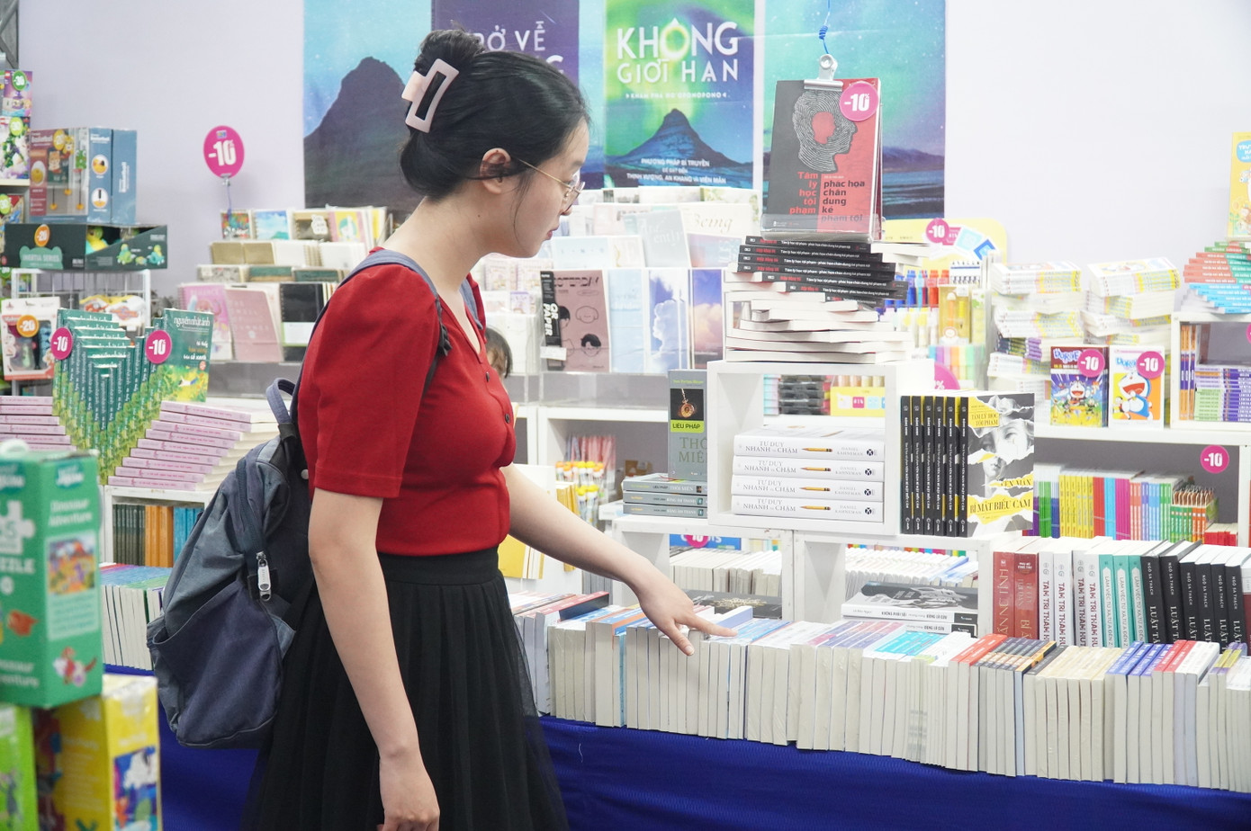 Giới trẻ hào hứng với ngày hội sách. Ảnh: N.V