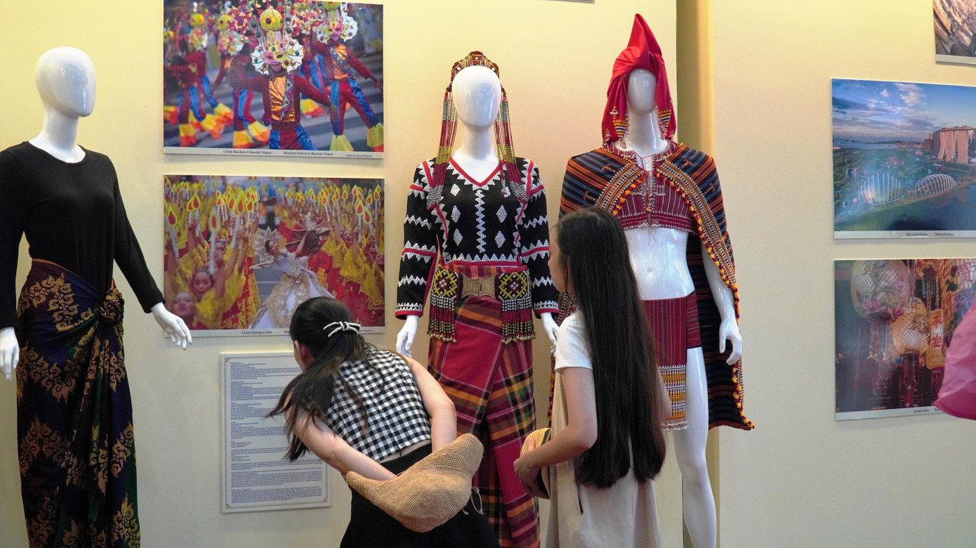 Vượt qua những khó khăn do đại dịch COVID-19, cộng đồng ASEAN đã và đang tiếp tục đạt được những tiến bộ trong nỗ lực xây dựng các trụ cột và triển khai tầm nhìn đến năm 2025; hướng đến một ASEAN hoà bình, ổn định với nền kinh tế, văn hoá xã hội phát triển. Trong ảnh là trang phục truyền thống Philippines. Ảnh: Ngọc Văn