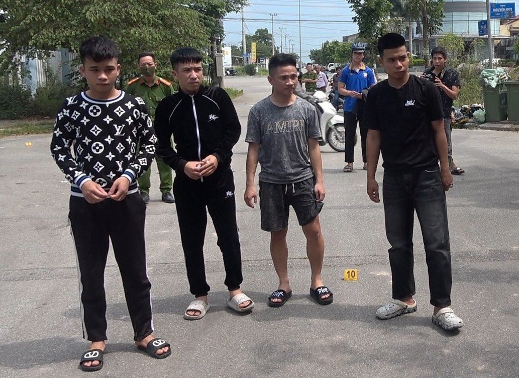 4 đối tượng Tuấn, Phanh, Hiếu, Minh tại hiện trường gây án. Ảnh: CACC