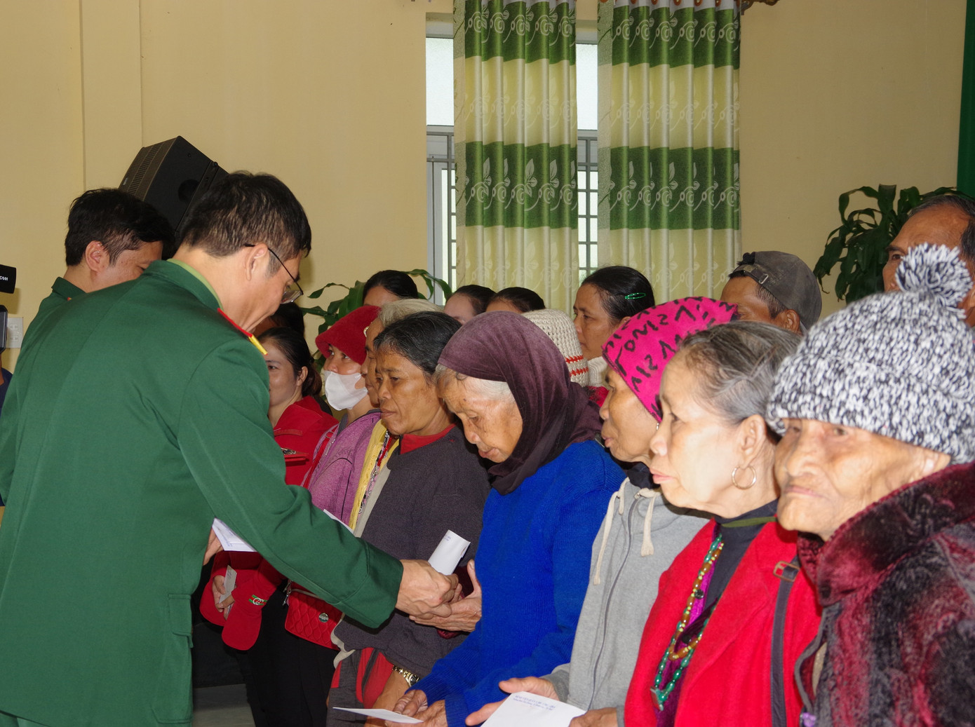 Tặng nhiều suất quà cho người dân vùng đồng bào dân tộc thiểu số A Lưới. Tặng nhiều suất quà cho người dân vùng đồng bào dân tộc thiểu số A Lưới.