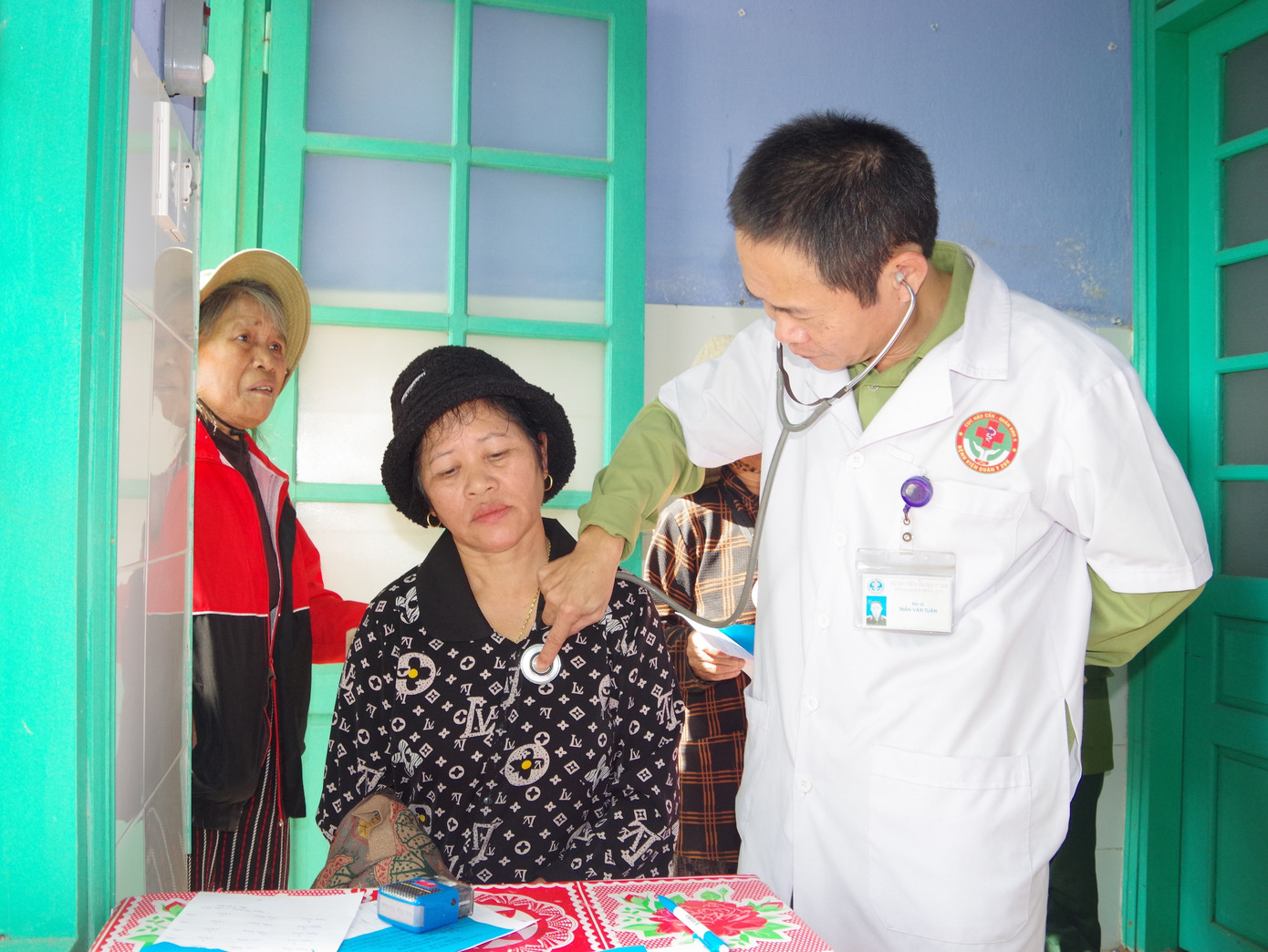 Cùng với khám bệnh miễn phí, các y, bác sĩ còn tư vấn, hướng dẫn người dân dùng thuốc chữa bệnh và tự chăm sóc sức khỏe đúng cách. Cùng với khám bệnh miễn phí, các y, bác sĩ còn tư vấn, hướng dẫn người dân dùng thuốc chữa bệnh và tự chăm sóc sức khỏe đúng cách.