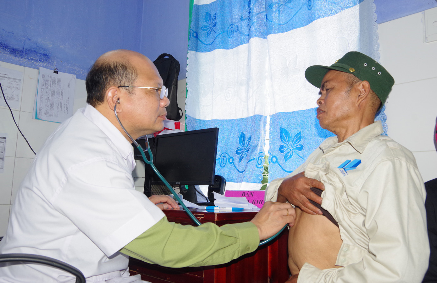 Khám bệnh cho người dân vùng đồng bào dân tộc thiểu số A Lưới. Khám bệnh cho người dân vùng đồng bào dân tộc thiểu số A Lưới.