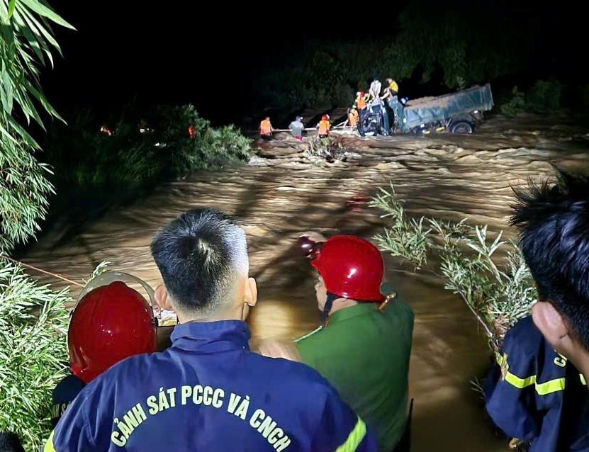 Lực lượng cứu hộ tiếp cận hiện trường có 4 nạn nhân mắc kẹt giữa dòng lũ xiết.