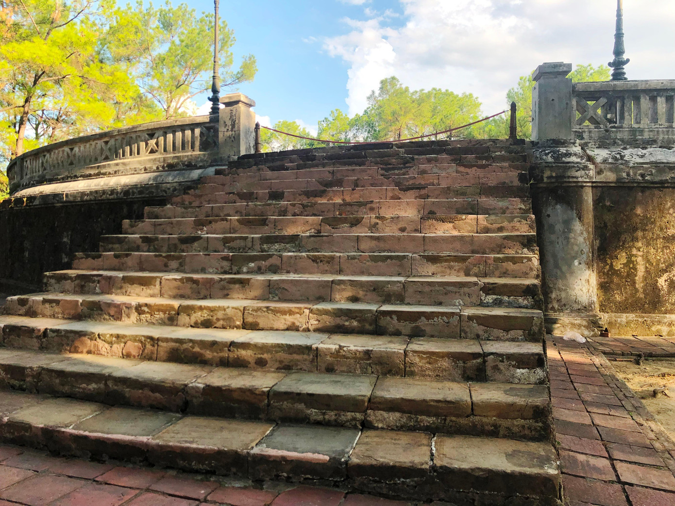 Tầng tiếp theo hình vuông - Phương Đàn - tượng trưng cho đất, lan can quét vôi màu vàng. Khi tế, người ta dựng lều vải màu vàng, gọi là Hoàng ốc. Tầng dưới cùng cũng có hình vuông, lan can quét vôi màu đỏ, tượng trung cho con người. Cả ba tầng đều có trổ cửa và bậc cấp ở 4 mặt Đông, Tây, Nam, Bắc. Trong ảnh: Lối lên tầng trên cùng của đàn Nam Giao