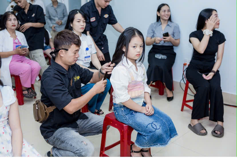 Một bé gái tham gia chương trình Hiến tặng tóc, lan tỏa yêu thương. Một bé gái tham gia chương trình Hiến tặng tóc, lan tỏa yêu thương.