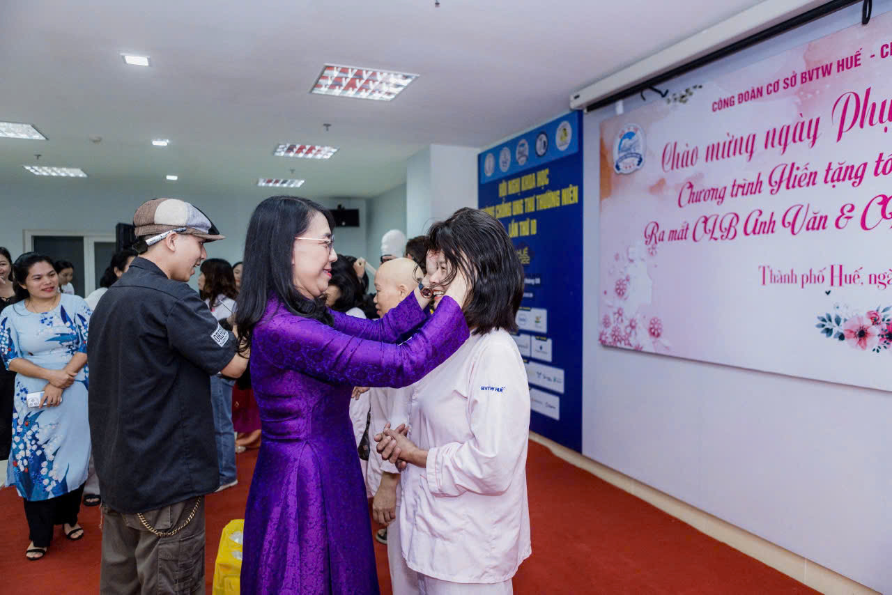 Bác sĩ Hoàng Thị Lan Hương - Phó Giám đốc Bệnh viện T.Ư Huế, trao tặng tóc cho nữ bệnh nhân ung thư. Bác sĩ Hoàng Thị Lan Hương - Phó Giám đốc Bệnh viện T.Ư Huế, trao tặng tóc cho nữ bệnh nhân ung thư.