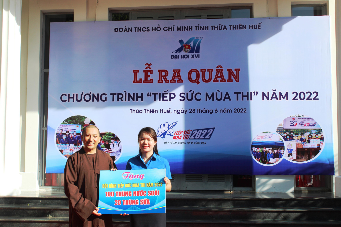 Đại đức Thích Huệ Trọng - Ủy viên Ban Quốc tế Trung ương Giáo hội Phật giáo Việt Nam, trao biển tượng trưng tặng sữa, nước đóng chai cho các đội hình tình nguyện TSMT tỉnh TT-Huế