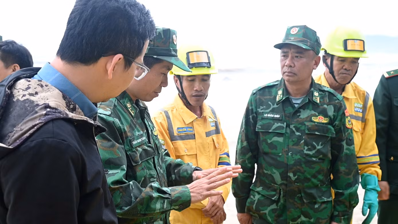 Lãnh đạo Bộ Chỉ huy BĐBP TP Huế chỉ đạo công tác xử lý dầu vón cục trôi dạt vào bờ biển huyện Phú Lộc.
