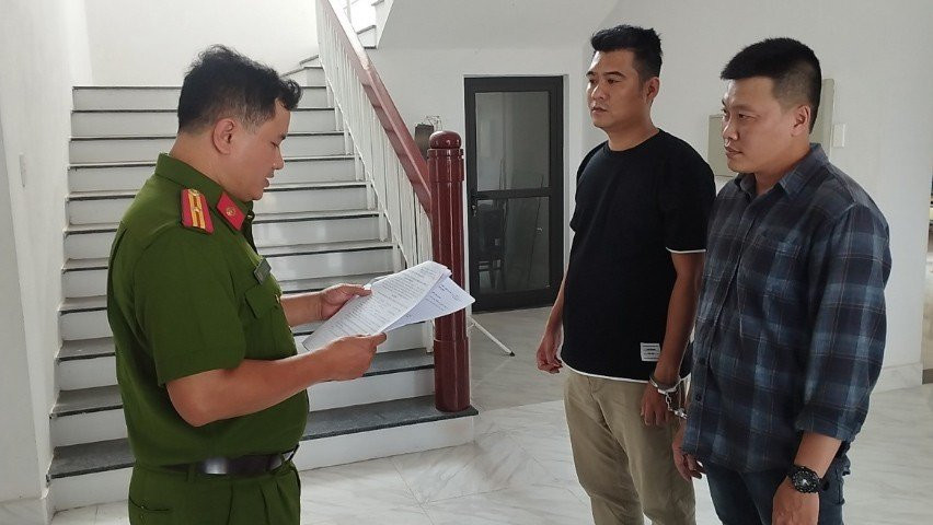 Đọc lệnh bắt tạm giam đối với Nguyễn Thanh Tú và Nguyễn Văn Nghĩa về hành vi “Mua bán bộ phận cơ thể người”. Ảnh: CACC