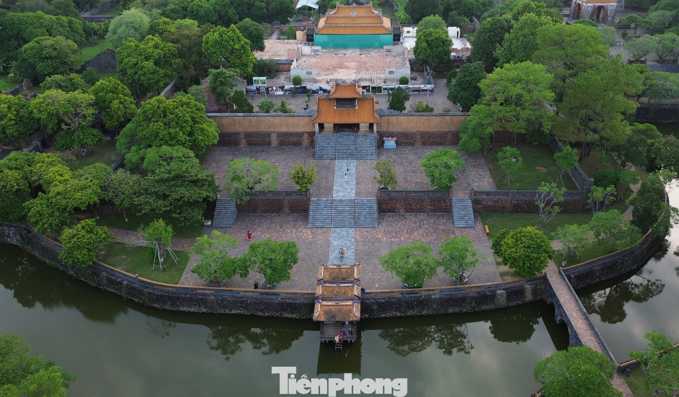 Lăng Tự Đức bao gồm gần 50 công trình kiến trúc lớn nhỏ dàn trải thành từng cụm trên những thế đất cao, thấp hơn nhau chừng 10m. Tổng thể kiến trúc lăng nằm trong một vòng la thành có chiều rộng khoảng 12ha.