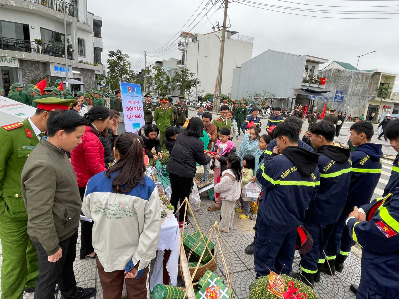 Đổi rác lấy quà.