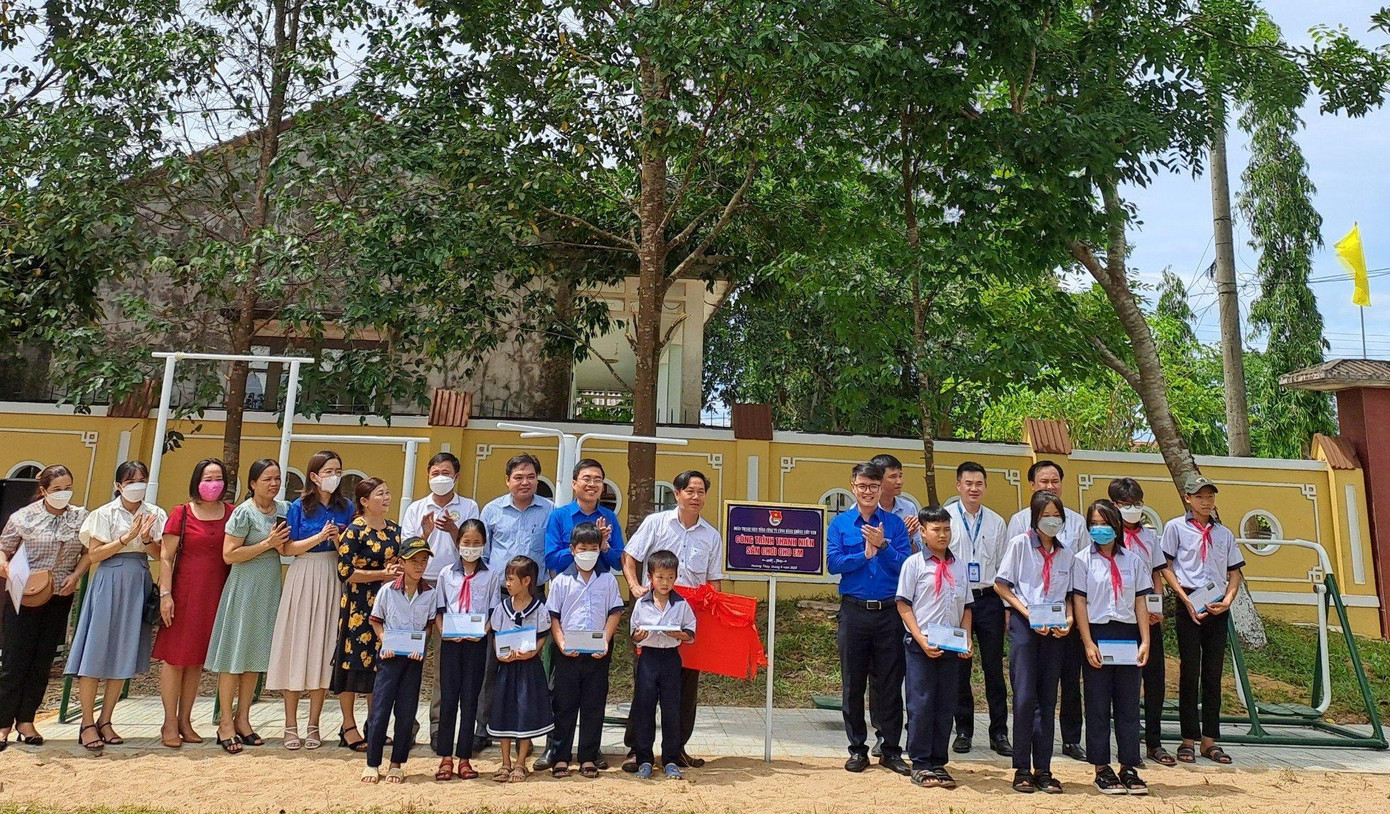 Tặng quà, bàn giao khu vui chơi về địa phương để phục vụ cho học sinh, thiếu nhi. Ảnh: CTV