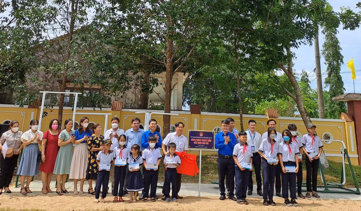 Tặng quà, bàn giao khu vui chơi về địa phương để phục vụ cho học sinh, thiếu nhi. Ảnh: CTV Tặng quà, bàn giao khu vui chơi về địa phương để phục vụ cho học sinh, thiếu nhi. Ảnh: CTV