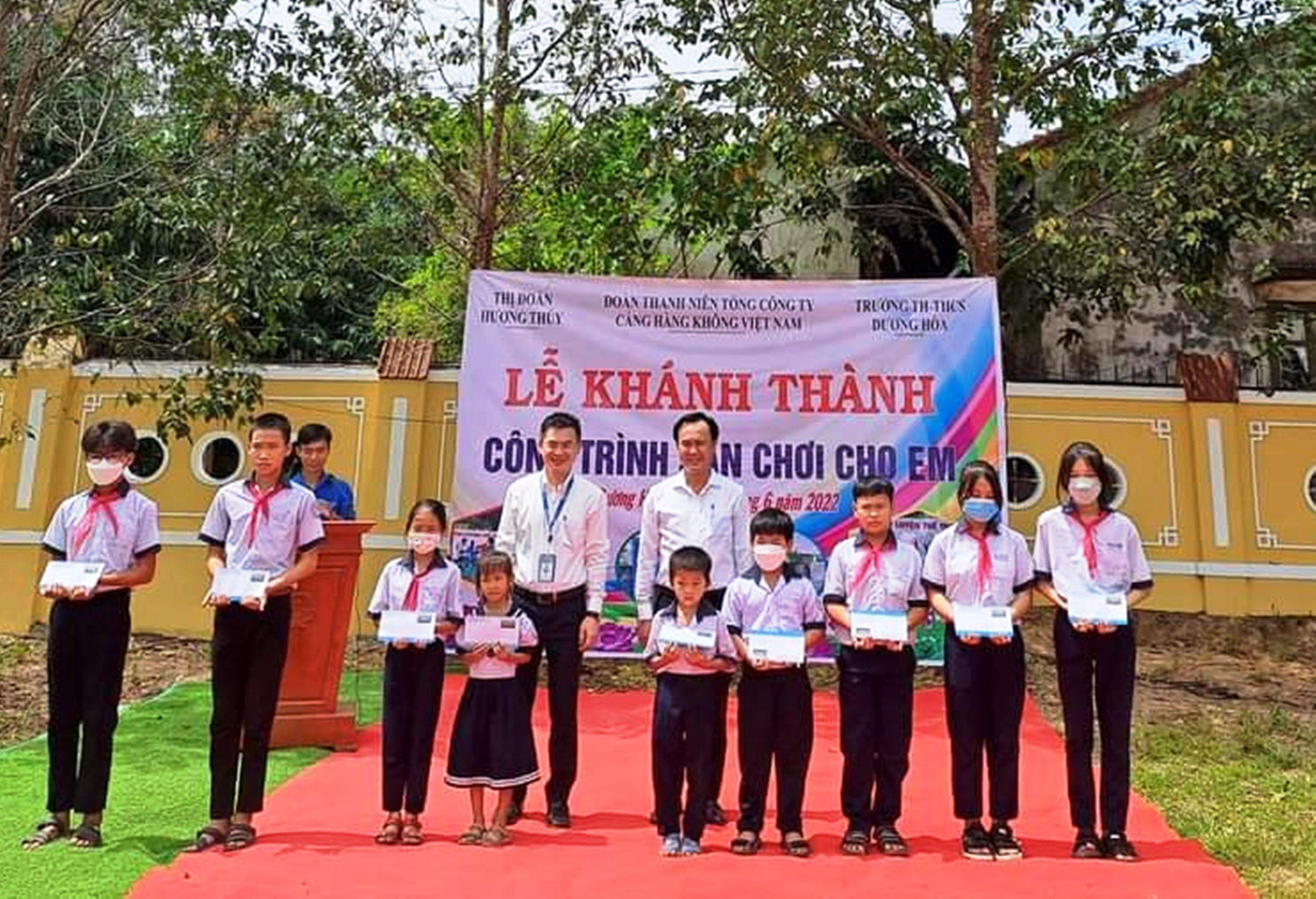 Tặng học bổng cho học sinh có hoàn cảnh khó khăn xã Dương Hòa, thị xã Hương Thủy, TT-Huế