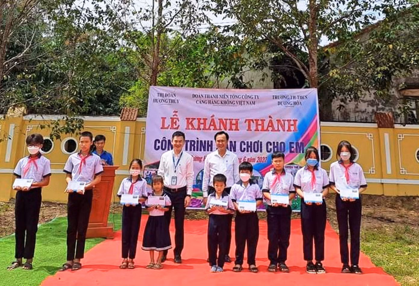 Tặng học bổng cho học sinh có hoàn cảnh khó khăn xã Dương Hòa, thị xã Hương Thủy, TT-Huế Tặng học bổng cho học sinh có hoàn cảnh khó khăn xã Dương Hòa, thị xã Hương Thủy, TT-Huế